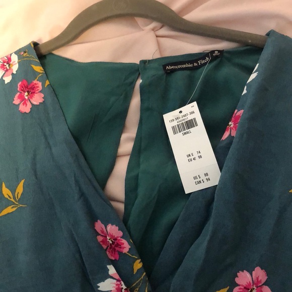 NWT Green floral jumpsuit - Picture 3 of 4